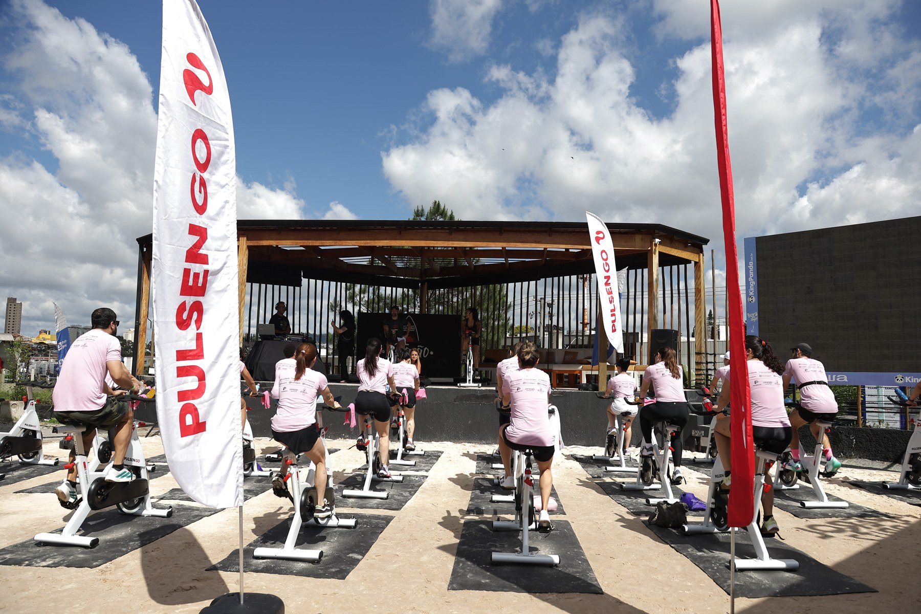 Evento Pulsen GO ao ar livre com bikes e participantes