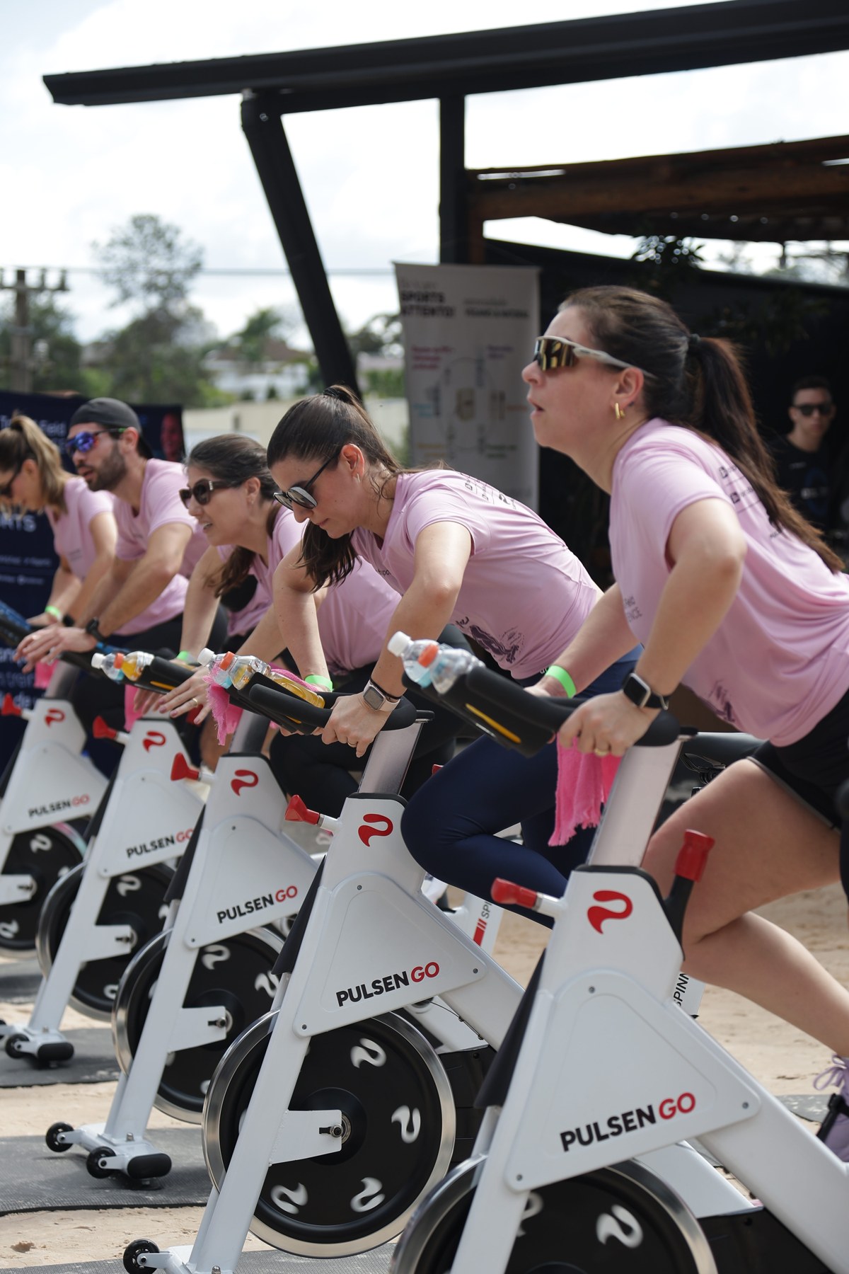 Turma pedalando durante a experiência ao ar livre